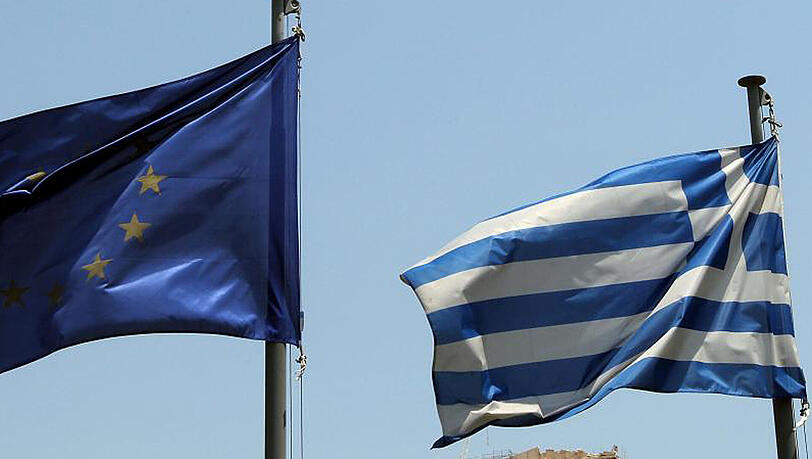 Die Fahnen der EU und Griechenlands vor der Akropolis in Athen. Die Fahnen der EU und Griechenlands vor der Akropolis in Athen.