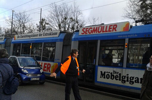 Ein Mitarbeiter der MVG regelt die Evakuierung der Tram. Der Zug kann erstmal nicht weiterfahren.