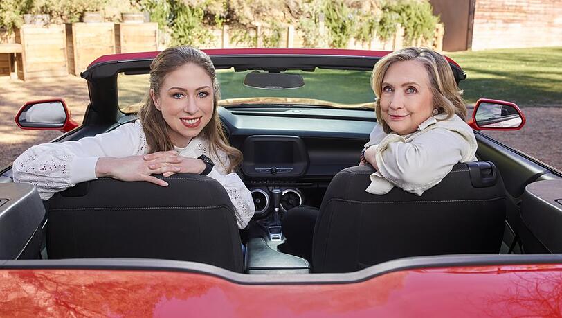 Chelsea Clinton und Hillary Clinton in "Gutsy," ab 9. September bei Apple TV+.