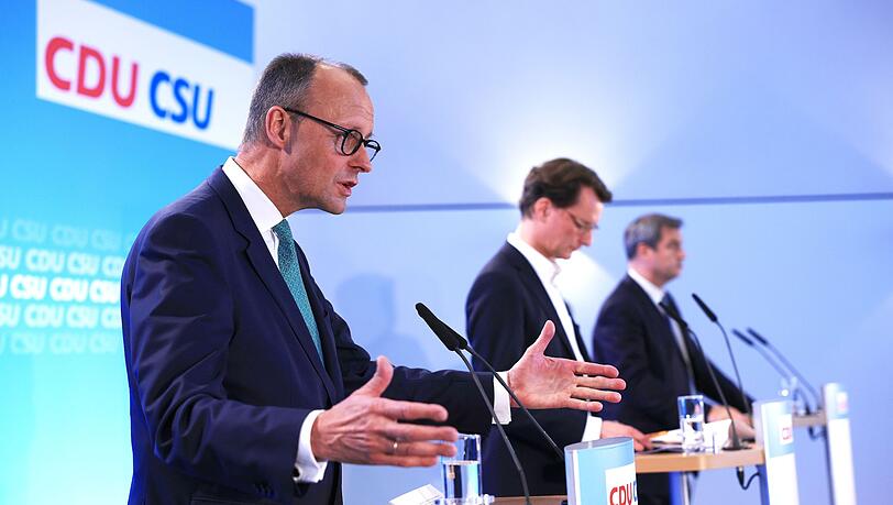 Auf diesem Bild liegt Friedrich Merz vorne, aber in einer aktuellen Umfrage zeigt sich: der CDU-Chef landet in der Wählergunst ganz hinten. Hendrik Wüst und Markus Söder können dagegen in der K-Frage punkten. Und auch bei den Unionsanhängern liegt Friedrich Merz nicht auf Platz eins.