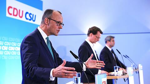 Kanzlerkandidatur? - Noch weit weg. Dennoch: Zwischen Friedrich Merz (v.l.), Hendrik Wüst und Markus Söder könnte es sich entscheiden.in der Flora auf einer Pressekonferenz. Zwei Wochen vor der Landtagswahl in Nordrhein-Westfalen treffen sich die Spitzen von CDU und CSU in Köln.