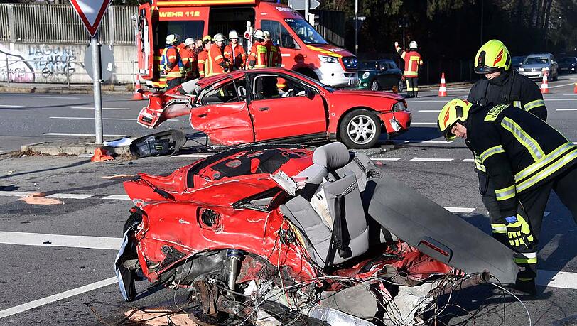 Die beiden Audi-Fahrer und ihre jeweiligen Beifahrer kamen teils schwerverletzt zur weiteren Behandlung in umliegende Krankenhäuser.