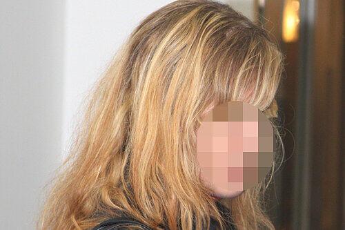 Wagte erst nach Jahren, ihren Vater anzuzeigen: Die verängstigte junge Frau (jetzt 20) kam mit Anwalt und Therapeutin zum Termin.