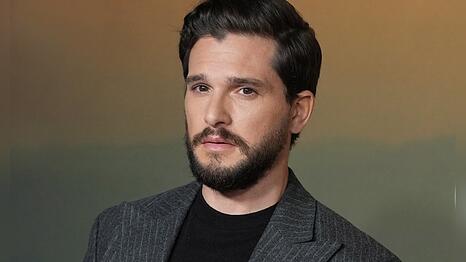 Statt in Westeros findet sich Kit Harington in seinem n&auml;chsten Projekt in einem verzwickten Liebesdreieck wieder.