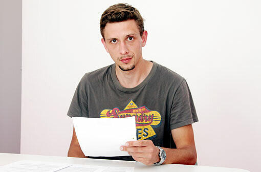Michael Stürzer mit einem der zahlreichen AOK-Schreiben. Der erste Brief war ein Schock: &bdquo;Ich bin aus allen Wolken gefallen&ldquo;, sagt der Student.