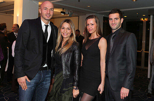 Bei der Weihnachtsfeier des TSV 1860 brachten die Spieler auch ihre Frauen mit. Und die können sich sehen lassen! Auf dem Bild: Necat Aygün (l.) mit Frau Patricia und Maximilian Nicu (r.) mit Freundin Melanie.