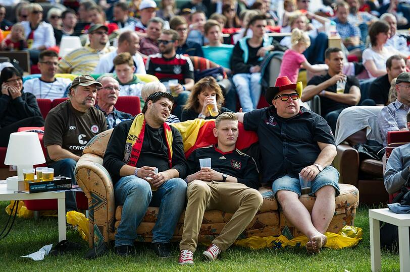 Das sogenannte WM-Wohnzimmer: Diese Fans haben es sich in der Alten Försterei gemütlich gemacht, dem Kultstadion von Union Berlin.