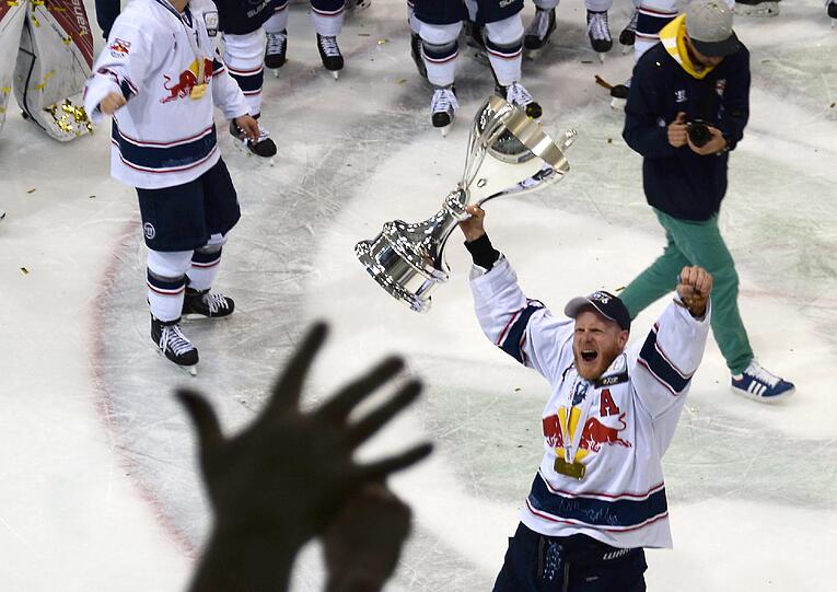 Toni Soederholm #26 (Muenchen) feiert mit Pokal und Fans.