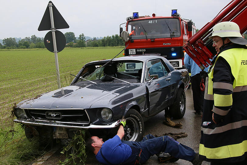 Spektakulärer Abflug eines Ford Mustang Oldtimers zwischen Waldkraiburg und Pürten. Der Fahrer verliert die Kontrolle und landet auf dem Dach.