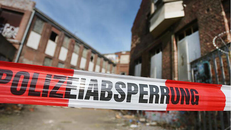 Ein 15 Jahre altes Mädchen ist tot auf dem Gelände einer ehemaligen Papierfabrik entdeckt worden.
