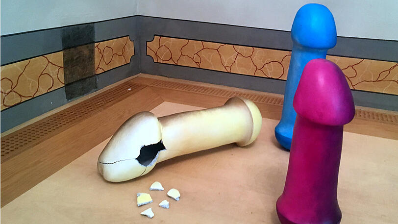 Die zerstörte Penis-Skulptur "I am not a Toy" der Künstlerin Anna Maria Bieniek im Kunstpalais Erlangen.