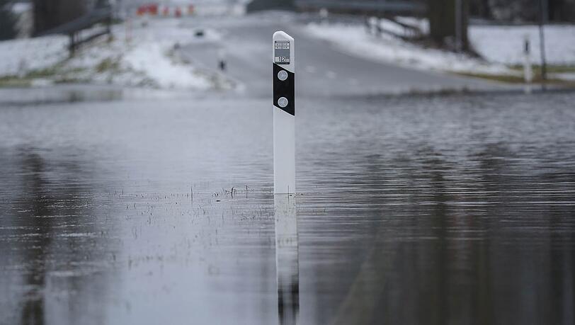 Schneeschmelze und Regenfälle verursachen in Teilen Bayerns Hochwasser. (Symbolfoto)