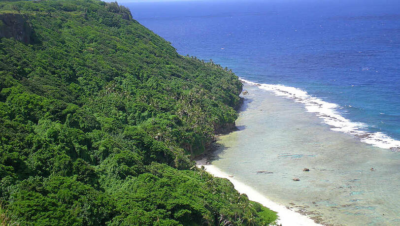 Die Küste von Eua. Die Insel ist nur 19 Kilometer lang. Die Küste von Eua. Die Insel ist nur 19 Kilometer lang.
