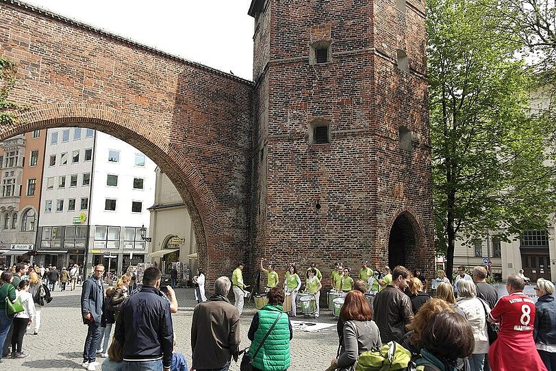 Am Sendlinger Tor hat die Tierrechtsorganisation Animals United Lärm für die Stimmlosen, die Tiere, gemacht.