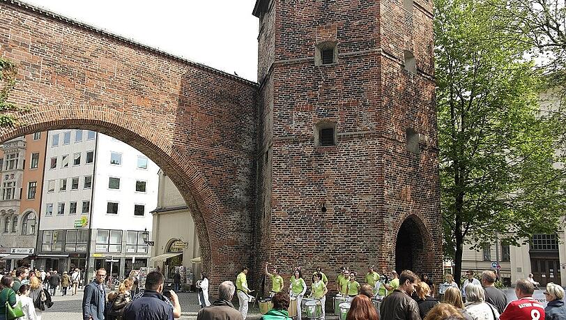 Am Sendlinger Tor hat die Tierrechtsorganisation Animals United Lärm für die Stimmlosen, die Tiere, gemacht. Am Sendlinger Tor hat die Tierrechtsorganisation Animals United Lärm für die Stimmlosen, die Tiere, gemacht.