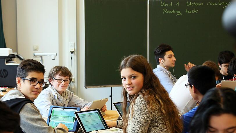 Münchens erste Tablet-Klasse an der Fridtjof-Nansen-Realschule. Die Schüler einer 7. Klasse werden ein Jahr mit ihren Lehrern ausprobieren, ob sich Tablets im Unterricht bewähren. Münchens erste Tablet-Klasse an der Fridtjof-Nansen-Realschule. Die Schüler einer 7. Klasse werden ein Jahr mit ihren Lehrern ausprobieren, ob sich Tablets im Unterricht bewähren.
