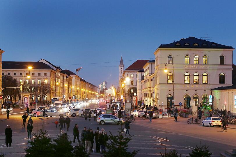 Auch zur besinnlichen Jahreszeit ist es am Odeonsplatz hektisch.