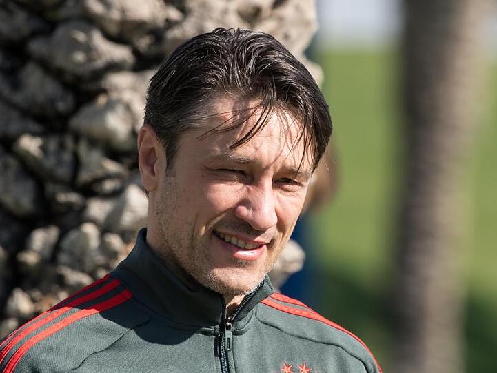 Trainer Niko Kovac vom Fußball-Bundesligisten FC Bayern München steht während einer Übungseinheit auf dem Platz. Foto: Peter Kneffel