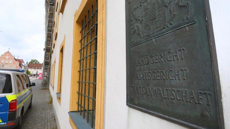 Ein Polizeiauto steht vor dem Land- und Amtsgericht Kempten. Foto: Karl-Josef Hildenbrand/Archivbild