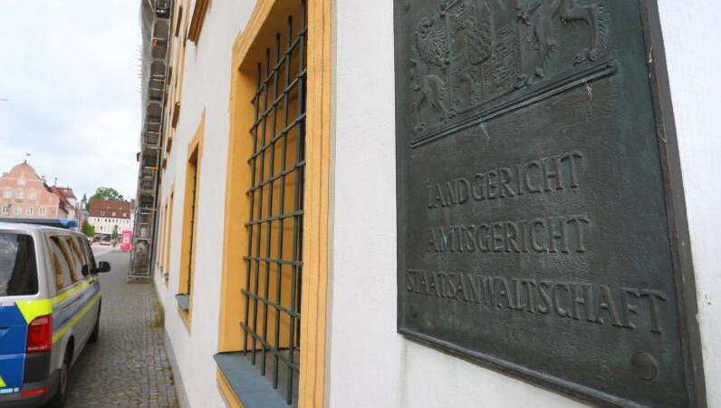 Ein Polizeiauto steht vor dem Land- und Amtsgericht Kempten. Foto: Karl-Josef Hildenbrand/Archivbild Ein Polizeiauto steht vor dem Land- und Amtsgericht Kempten. Foto: Karl-Josef Hildenbrand/Archivbild