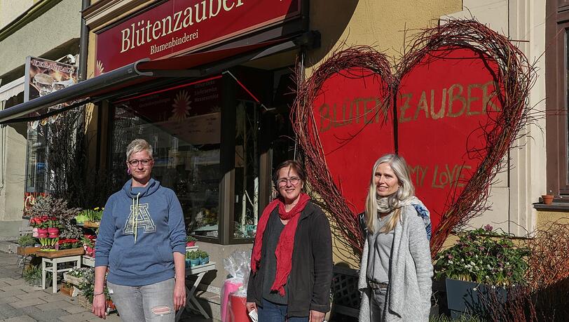 Schnell eine Pause machen fürs AZ-Foto: Eva Ostermair (M.) mit ihren Mitarbeiterinnen Anja Heilig (l.) und Claudia Buck vorm "Blütenzauber" in der Belgradstraße. Schnell eine Pause machen fürs AZ-Foto: Eva Ostermair (M.) mit ihren Mitarbeiterinnen Anja Heilig (l.) und Claudia Buck vorm "Blütenzauber" in der Belgradstraße.