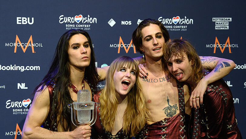 Die Band "Maneskin" (Italien) freut sich nach dem Gewinn des Eurovision Song Contest (ESC) während eines Photocalls. Doch nach Drogen-Vorwürfen könnte der Sieg in Gefahr sein.