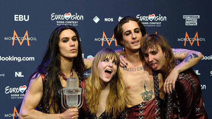 Die Band "Maneskin" (Italien) freut sich nach dem Gewinn des Eurovision Song Contest (ESC) während eines Photocalls. Doch nach Drogen-Vorwürfen könnte der Sieg in Gefahr sein.