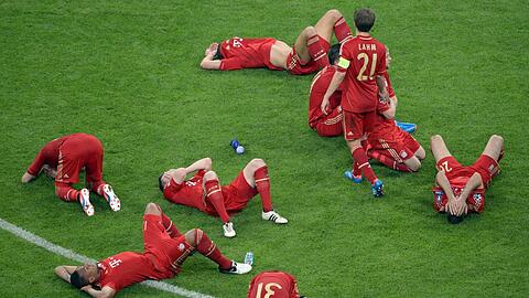 Darniedergestreckt: Die fassungslosen Bayern-Stars um Kapitän Philipp Lahm (stehend) nach der Final-Pleite 2012 in der Allianz Arena gegen den FC Chelsea.