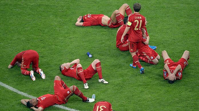 Darniedergestreckt: Die fassungslosen Bayern-Stars um Kapitän Philipp Lahm (stehend) nach der Final-Pleite 2012 in der Allianz Arena gegen den FC Chelsea.