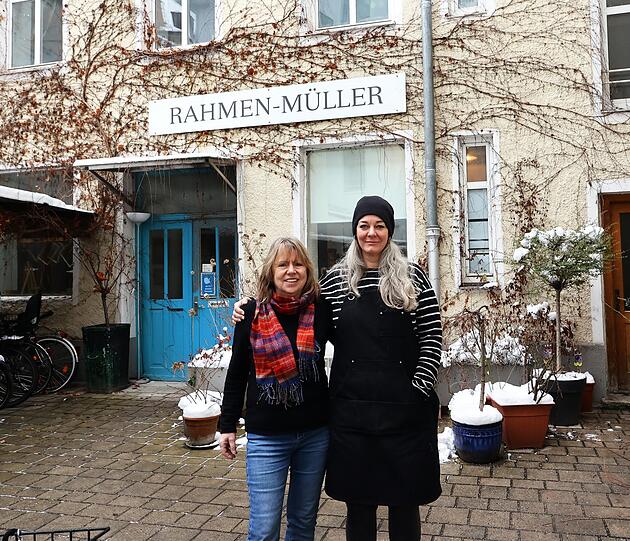 Am Durchgang beim Blumenladen Eden geht's in diesen Innenhof. Hinter der himmelblauen Werkstatttür findet sich Rahmen Müller.
