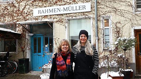Am Durchgang beim Blumenladen Eden geht's in diesen Innenhof. Hinter der himmelblauen Werkstatttür findet sich Rahmen Müller.