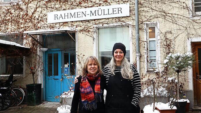 Am Durchgang beim Blumenladen Eden geht's in diesen Innenhof. Hinter der himmelblauen Werkstatttür findet sich Rahmen Müller.