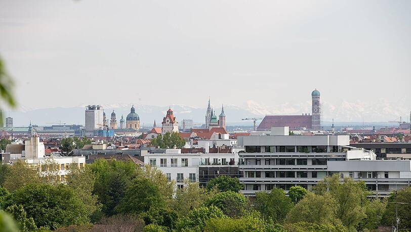 Einzelne Kräne gehören in München zur Aussicht dazu. Bei dem richtigen Wetter ein Blick auf die Alpen ebenso. Vom Luitpoldberg in Schwabing schaut sich's gemütlich auf die Stadt herunter. Einzelne Kräne gehören in München zur Aussicht dazu. Bei dem richtigen Wetter ein Blick auf die Alpen ebenso. Vom Luitpoldberg in Schwabing schaut sich's gemütlich auf die Stadt herunter.