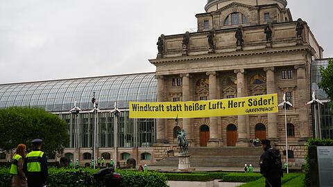 Greenpeace-Aktivisten demonstrieren vor der Staatskanzlei in München.