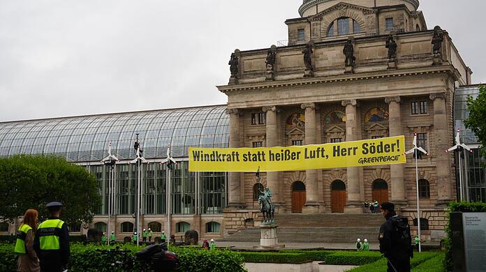 Greenpeace-Aktivisten demonstrieren vor der Staatskanzlei in München.