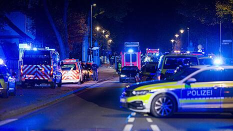 Nach dem Auto-Angriff auf eine Menschengruppe waren Polizei, Feuerwehr und Rettungsdienst im Einsatz.