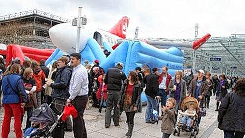 Attraktion für die Kleinen war die Hüpfburg in Flugzeugform auf dem Vorplatz. Attraktion für die Kleinen war die Hüpfburg in Flugzeugform auf dem Vorplatz.