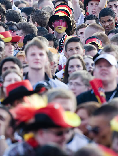 Yes! Mit dem 2:1 gegen Dänemark sicherten sich die Deutschen den Einzug ins Viertelfinale: So feierten die Fans beim Public Viewing. Die Bilder!