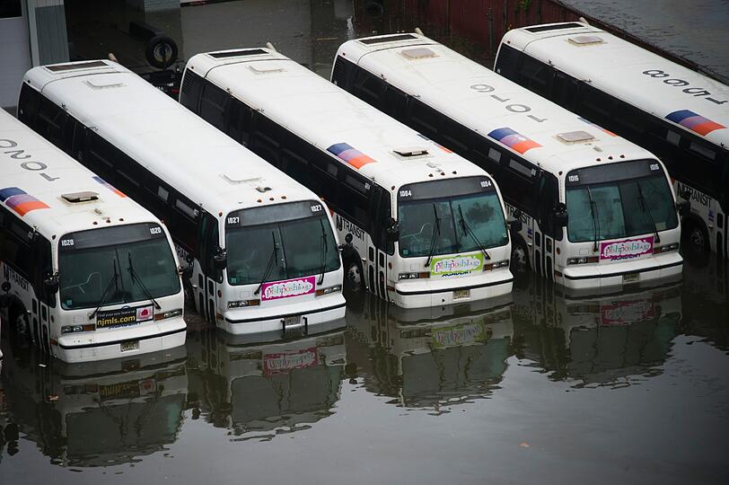 Auch größere Autos sind vor der Flut nicht geschützt. Diese Busse sind vermutlich nur noch Schrott.