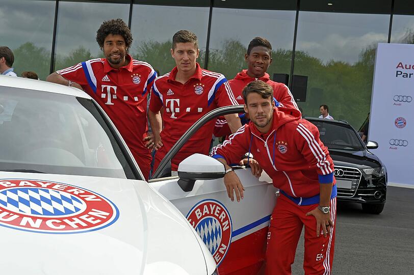 Die Bayern-Stars mit ihren neuen Dienstwagen.
