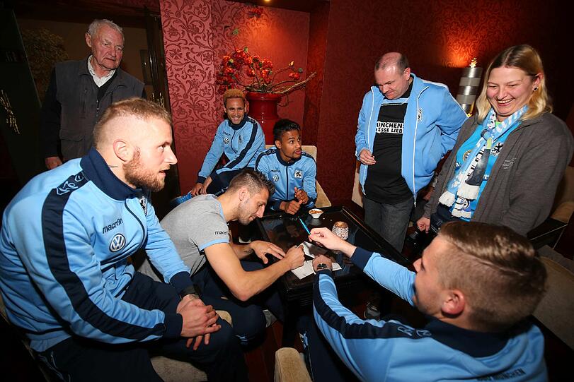 Launiger Abend im "Piano Room" des Mannschaftshotels der Löwen: Die 1860-Kicker trafen auf die Fans und tauschten sich rege mit den Anhängern aus.