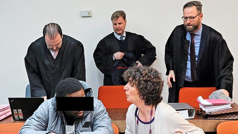 Der Angeklagte mit Anwälten und Dolmetscherin.