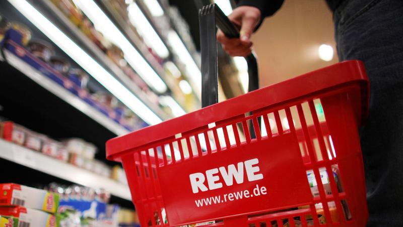 Ein Kunde geht in einem Rewe-Supermarkt mit einem Einkaufskorb am Kühlregal entlang. Foto: Oliver Berg/Archivbild Ein Kunde geht in einem Rewe-Supermarkt mit einem Einkaufskorb am Kühlregal entlang. Foto: Oliver Berg/Archivbild