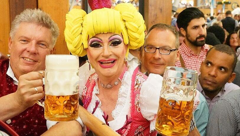 Auf die Szene: OB Dieter Reiter mit einer Drag Queen. Auf die Szene: OB Dieter Reiter mit einer Drag Queen.