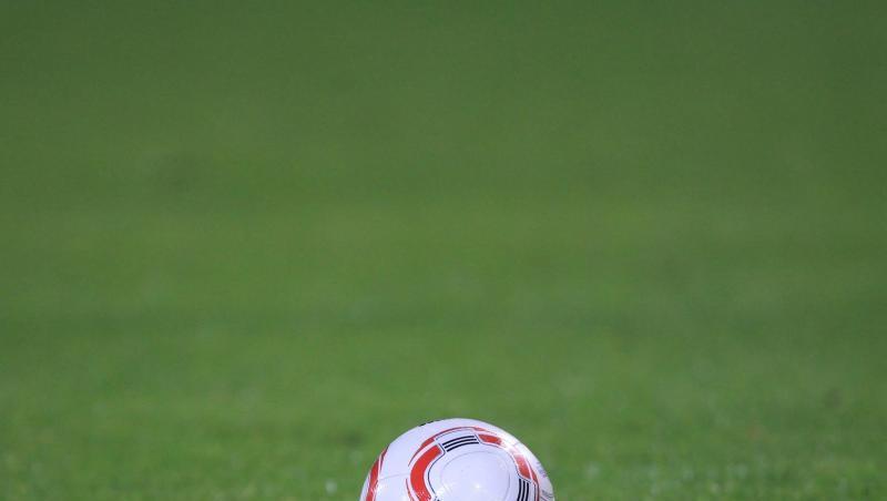 Ein Fussball liegt auf dem Rasen.