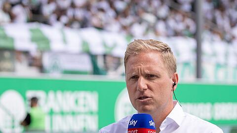 Der Fürther Trainer Marc Schneider gibt vor Spielbeginn ein Interview für Sky.