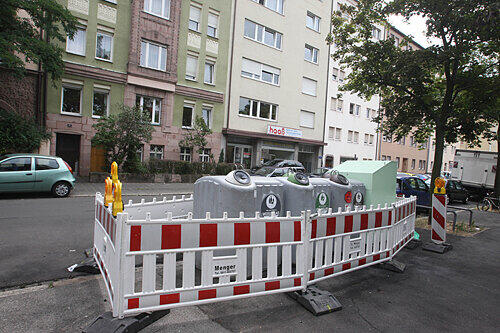 Hier brannte es lichterloh: Die abgefackelten Abfall-Container am Melanchthonplatz in der Südstadt wurden gleich durch neue ersetzt.