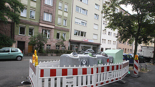 Hier brannte es lichterloh: Die abgefackelten Abfall-Container am Melanchthonplatz in der Südstadt wurden gleich durch neue ersetzt. Hier brannte es lichterloh: Die abgefackelten Abfall-Container am Melanchthonplatz in der Südstadt wurden gleich durch neue ersetzt.