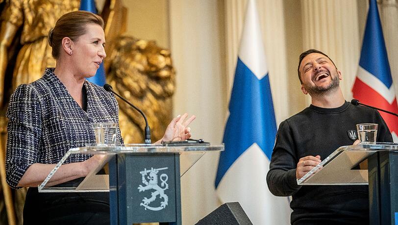 Seltenes Bild: Der ukrainische Präsident Wolodymyr Selenskyj lacht in Helsinki neben Dänemarks Ministerpräsidentin Mette Frederiksen.