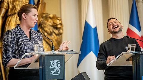 Seltenes Bild: Der ukrainische Präsident Wolodymyr Selenskyj lacht in Helsinki neben Dänemarks Ministerpräsidentin Mette Frederiksen.